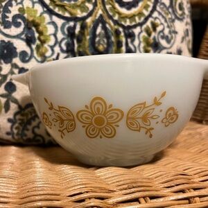 VINTAGE PYREX BUTTERFLY GOLD #472 1½2
PT CINDERELLA CASSEROLE NO LID